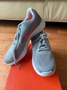 Nike Women's Light Gray Sneakers with Coral Swoosh